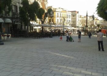 Piazza Yenne, aggressione shock in pieno giorno: calci e pugni contro un ristoratore