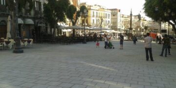 Piazza Yenne, aggressione shock in pieno giorno: calci e pugni contro un ristoratore