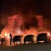Ussana, a fuoco 4 auto durante la notte in via Roma: “Un ragazzo incappucciato ha versato benzina sull’asfalto”