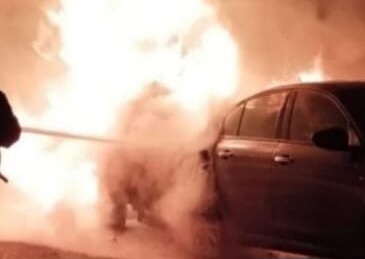 Attentato a Decimoputzu, incendiata l’auto del sindaco: solidarietà a Antonino Munzittu, in paese torna la paura