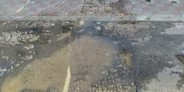 Cagliari, scoppiano le fogne in via Baccelli e i residenti sono esasperati: “Emergenza sanitaria” (VIDEO)
