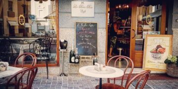 Addio tavolini in piazza Garibaldi: l’iscrizione Tari non c’è, stangata del Comune allo storico Bon Bec Cafè