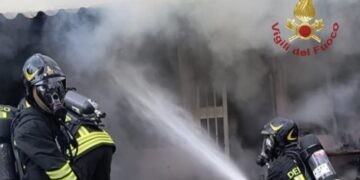 Quartu, scoppia un incendio in via Sorrento: salvata una famiglia, ferito il cagnolino