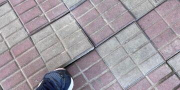 Marciapiedi ko a Cagliari, persino camminare sta diventando pericoloso: la polemica in consiglio comunale