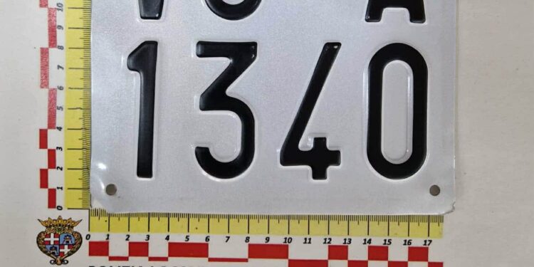 Cagliari, scoperto il furbetto con la targa falsa in via Campania: denunciato un cagliaritano di 48 anni
