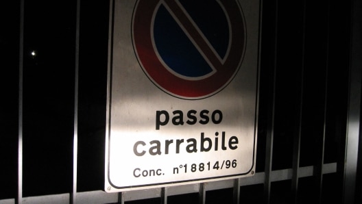 Pirri, l’inciviltà regna sovrana: passi carrabili ignorati, residenti “sequestrati in casa”