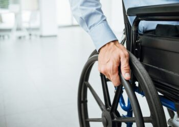 Elmas, disabile in carrozzina lasciato a terra: l’inclusione non vola