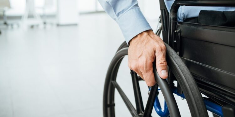 Elmas, disabile in carrozzina lasciato a terra: l’inclusione non vola