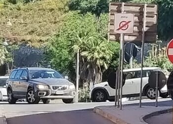 Cagliari, una normalissima giornata in via Fiume: due macchine incastrate e nessuno sa chi ha ragione
