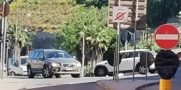 Cagliari, una normalissima giornata in via Fiume: due macchine incastrate e nessuno sa chi ha ragione