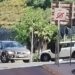 Cagliari, una normalissima giornata in via Fiume: due macchine incastrate e nessuno sa chi ha ragione