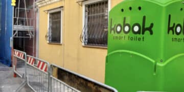 Monserrato, bagno chimico di un cantiere posizionato accanto alla finestra della camera da letto: protestano i cittadini (VIDEO)