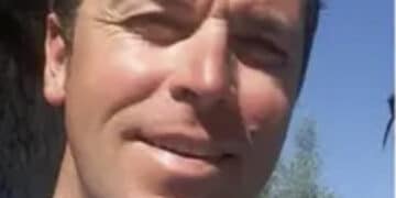 Aggredito da un gruppo di sconosciuti che lanciavano bottiglie contro un negozio, Giacomo muore a 47 anni davanti a suo figlio