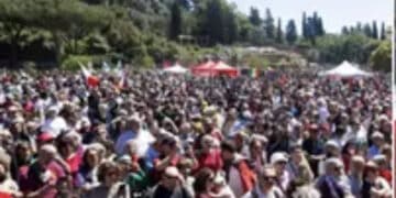 Paura durante il corteo per il 25 aprile a Roma: feriti a colpi di pistola ad aria compressa due attivisti