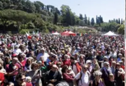 Paura durante il corteo per il 25 aprile a Roma: feriti a colpi di pistola ad aria compressa due attivisti