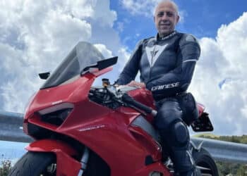 Perde il controllo della moto durante una gita con gli amici: morto un 51enne
