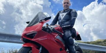 Perde il controllo della moto durante una gita con gli amici: morto un 51enne