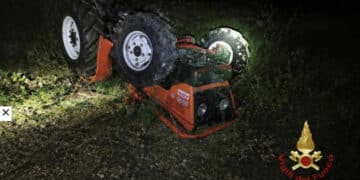 Si ribalta con il trattore e resta schiacciato: morto un 69enne