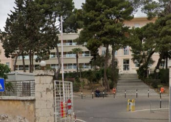 Cagliari, centro vaccini dal Binaghi a piazza De Gasperi: “Inaccettabile, zero garanzie e disagi per i cittadini”