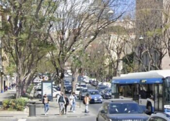 Cagliari, musicista di strada allontanato dal Largo Carlo Felice: “Invece chi defeca sulla pubblica via è sempre lì”