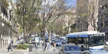 Cagliari, musicista di strada allontanato dal Largo Carlo Felice: “Invece chi defeca sulla pubblica via è sempre lì”