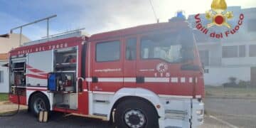 Calasetta, scoppia incendio in una casa al piano terra: fiamme partite dalla camera da letto