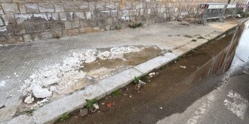 Cagliari, degrado in via Flavio Gioia: “Portiamo i figli a scuola fra pozzanghere puzzolenti e transenne”