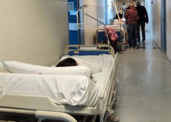 Cagliari, attese infinite al pronto soccorso, barelle nei corridoi e ambulanze in fila: medici in rivolta contro il disastro sanità