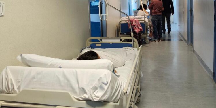 Cagliari, terzo mondo Brotzu: “Accampati come zingari, barelle in corridoio e igiene precaria”