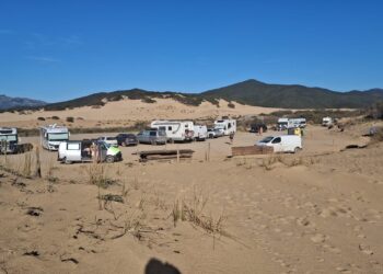 Decine di campeggiatori stranieri abusivi a Piscinas: il parcheggio pubblico pieno di camper e tende