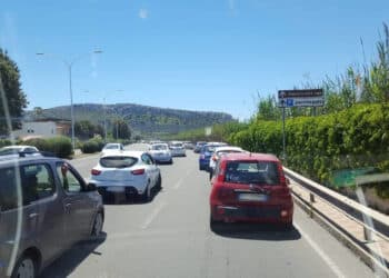 Due incidenti nella notte in viale Poetto, 7 persone ferite e il sospetto di un’auto pirata