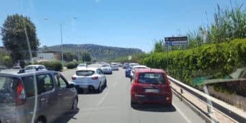 Due incidenti nella notte in viale Poetto, 7 persone ferite e il sospetto di un’auto pirata