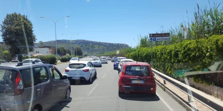 Due incidenti nella notte in viale Poetto, 7 persone ferite e il sospetto di un’auto pirata