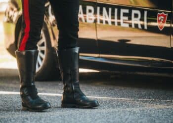 Tensione a Carbonia: i carabinieri intervengono per la musica troppo alta e li aggredisce, arrestata una 37enne