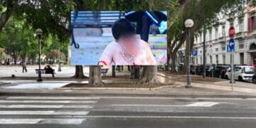 Cagliari, rabbia e dolore per le immagini shock di piazza del Carmine: “La donna sta male, ha bisogno di aiuto”