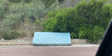 Sant’Anna Arresi, un materasso abbandonato a bordo strada: “Colpa dei turisti? No, dei residenti”