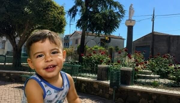 Addio piccolo Lorenzo, Nurri piegata dal dolore si prepara all’ultimo saluto allo sfortunato bimbo