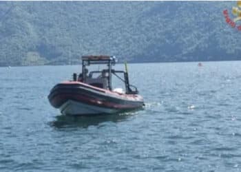 Tragedia al lago: 15enne si tuffa e muore