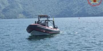Tragedia al lago: 15enne si tuffa e muore