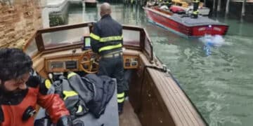 Tragedia a Venezia: tre ragazzi cadono nella Laguna, morto un 20enne
