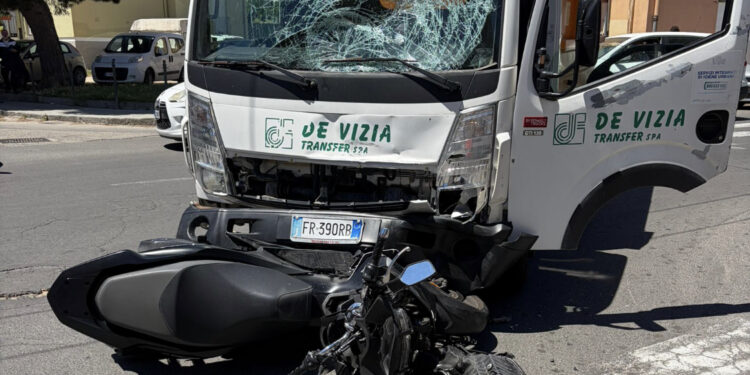 Cagliari, scontro fra scooter e furgone della De Vizia: grave un centauro