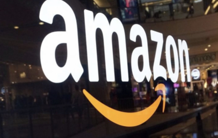 Si dà fuoco davanti a uno stabilimento Amazon: gravissimo un 36enne