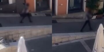 Cagliari, paura in piazzetta Savoia: un giovane urla, insulta, lancia e spacca oggetti -VIDEO