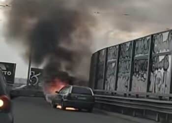 Cagliari, paura in viale Marconi: un’auto va a fuoco: provvidenziale l’intervento dei vigili del fuoco
