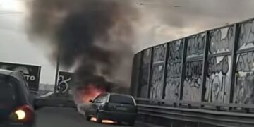 Cagliari, paura in viale Marconi: un’auto va a fuoco: provvidenziale l’intervento dei vigili del fuoco