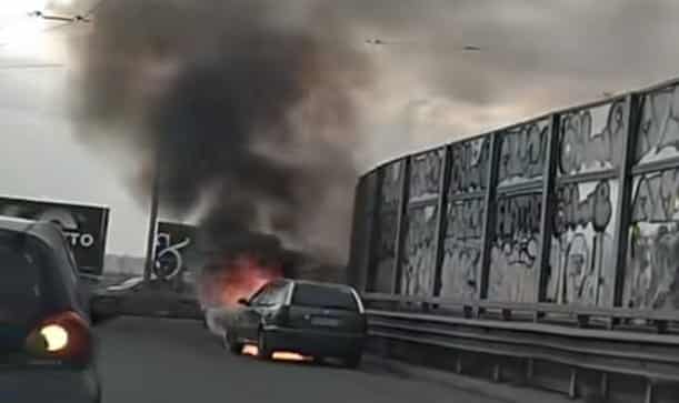 Cagliari, paura in viale Marconi: un’auto va a fuoco: provvidenziale l’intervento dei vigili del fuoco