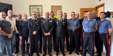 Riconoscimento del merito e vicinanza al territorio: il Generale Luigi Grasso consegna due encomi ai Carabinieri della Compagnia di Carbonia
