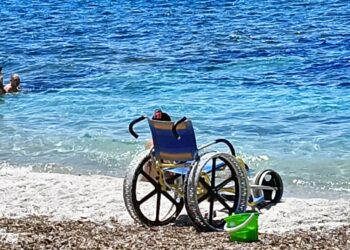 In carrozzina fino al mare, poi il bagno tra le onde: il sorriso della libertà commuove una spiaggia