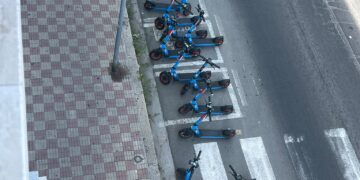 Cagliari, monopattini ammassati sulle strisce pedonali: la protesta dei residenti di via Abruzzi