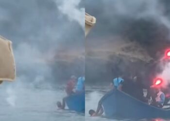 Tuerredda, nuovo sbarco di migranti in mezzo ai bagnanti: arrivati con il classico barchino e con i fumogeni